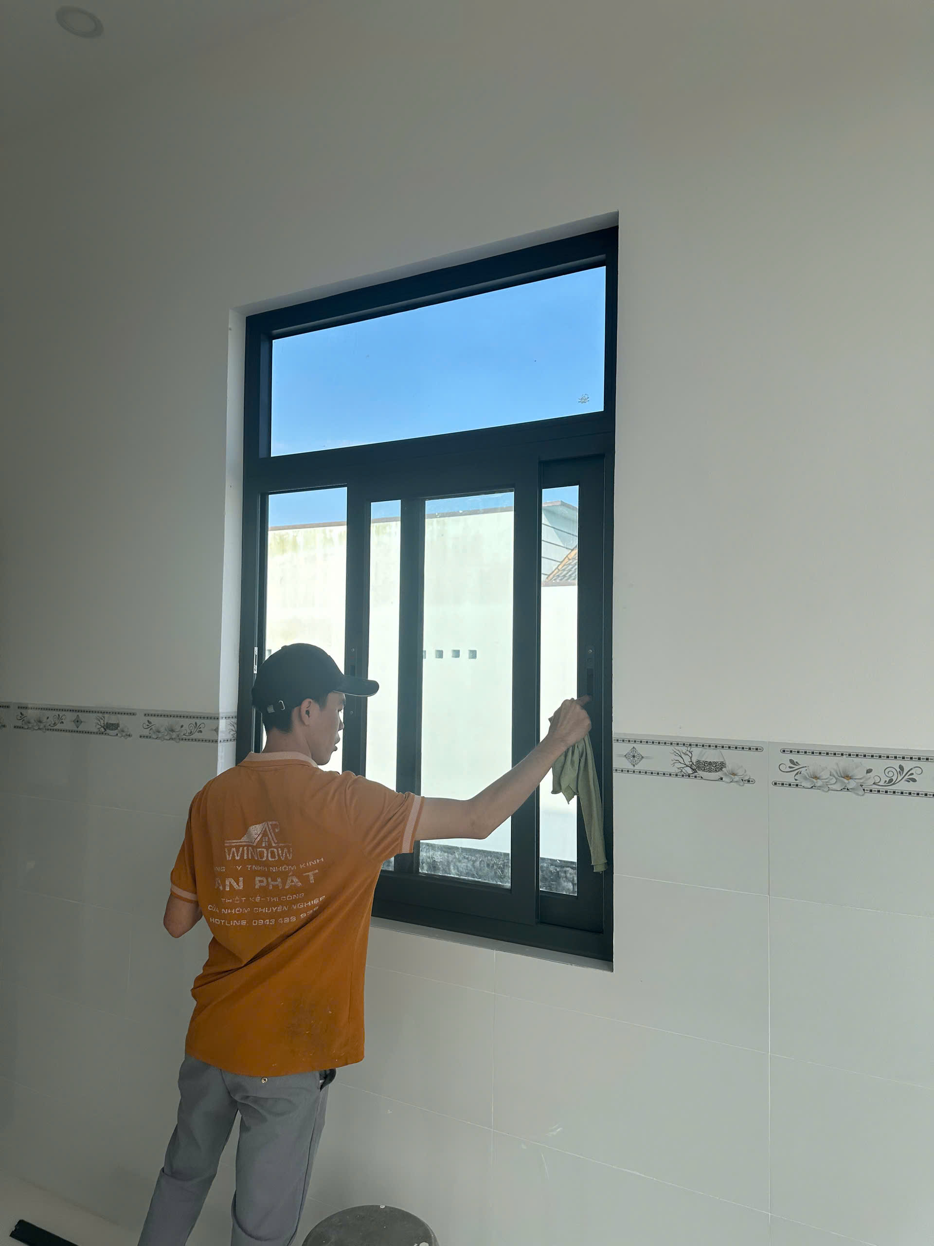 Kỹ thuật viên đang lắp đặt cửa nhôm kính theo đúng quy trình